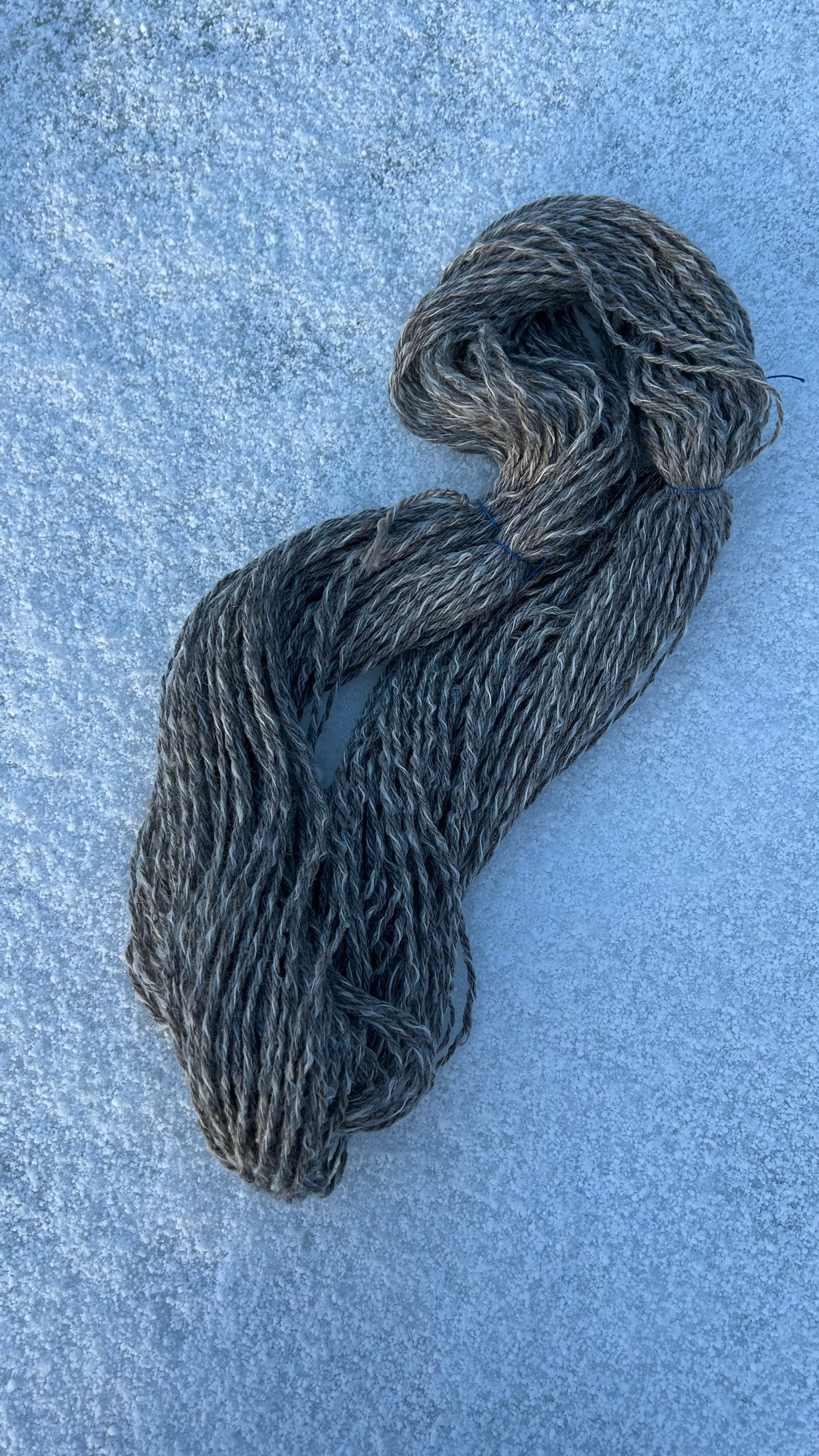 Een streng "Navajo getwijnde" draad van merino en kidmohair.