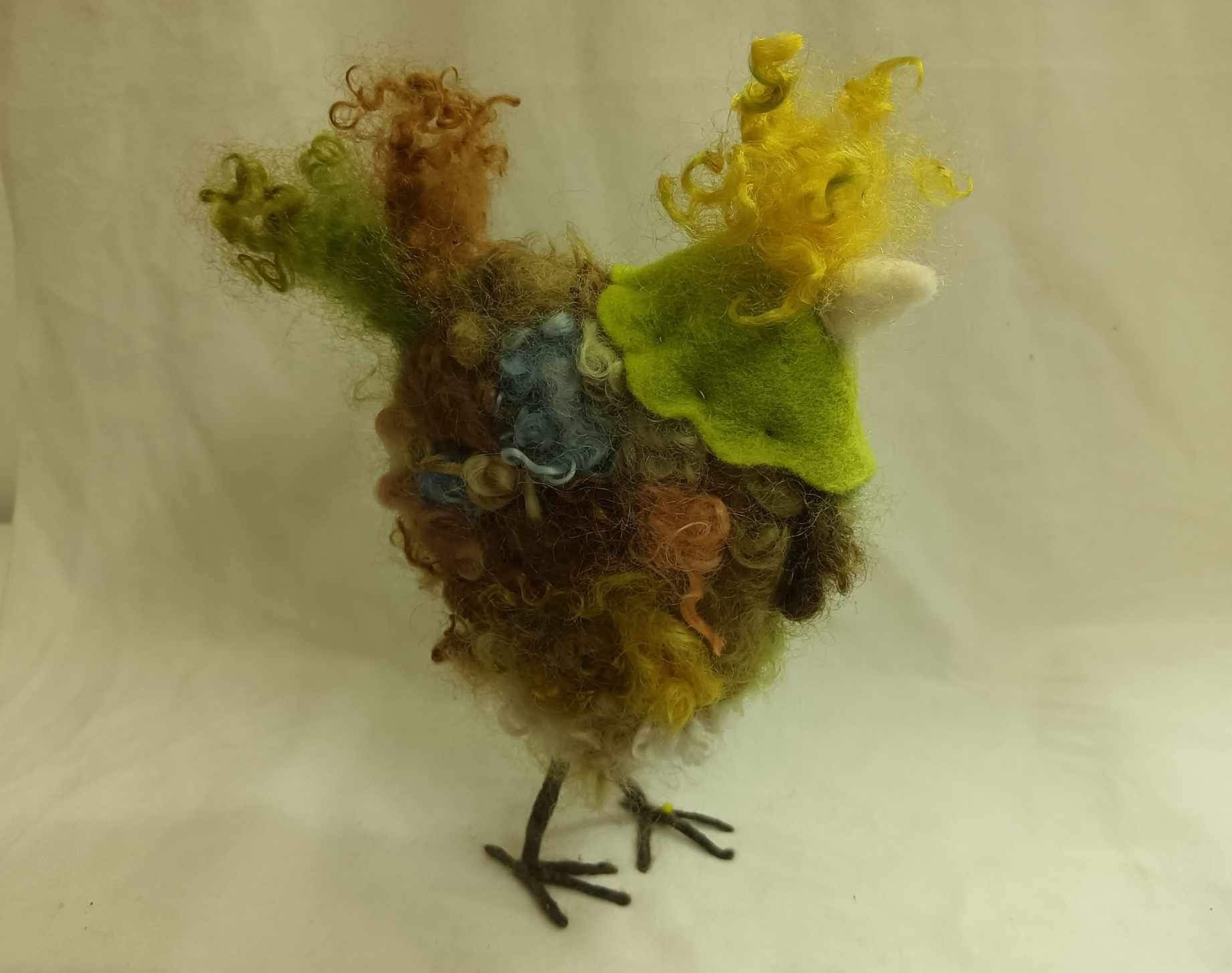 Een kip in wol, strak of opvallend en kleurrijk. Met naaldvilten kan je alle kanten uit 