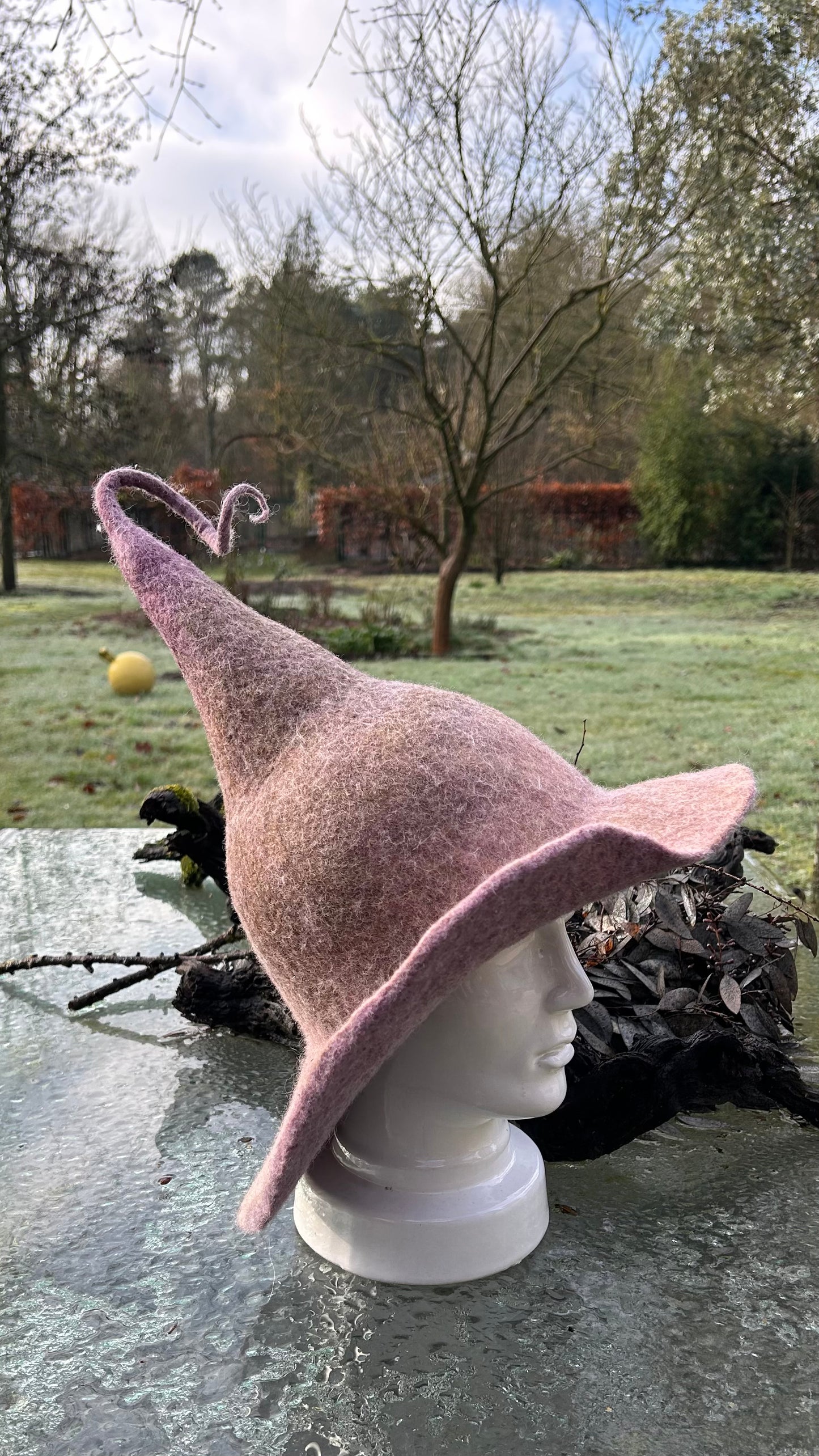 Vilten feesthoed, heksen- of tovenaarshoed, handgemaakt, karnaval,