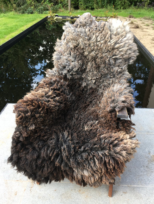 Een geschoren schapenvacht aan elkaar gevilt alsof het een gelooide schapenvacht is doen we door vachtvilten