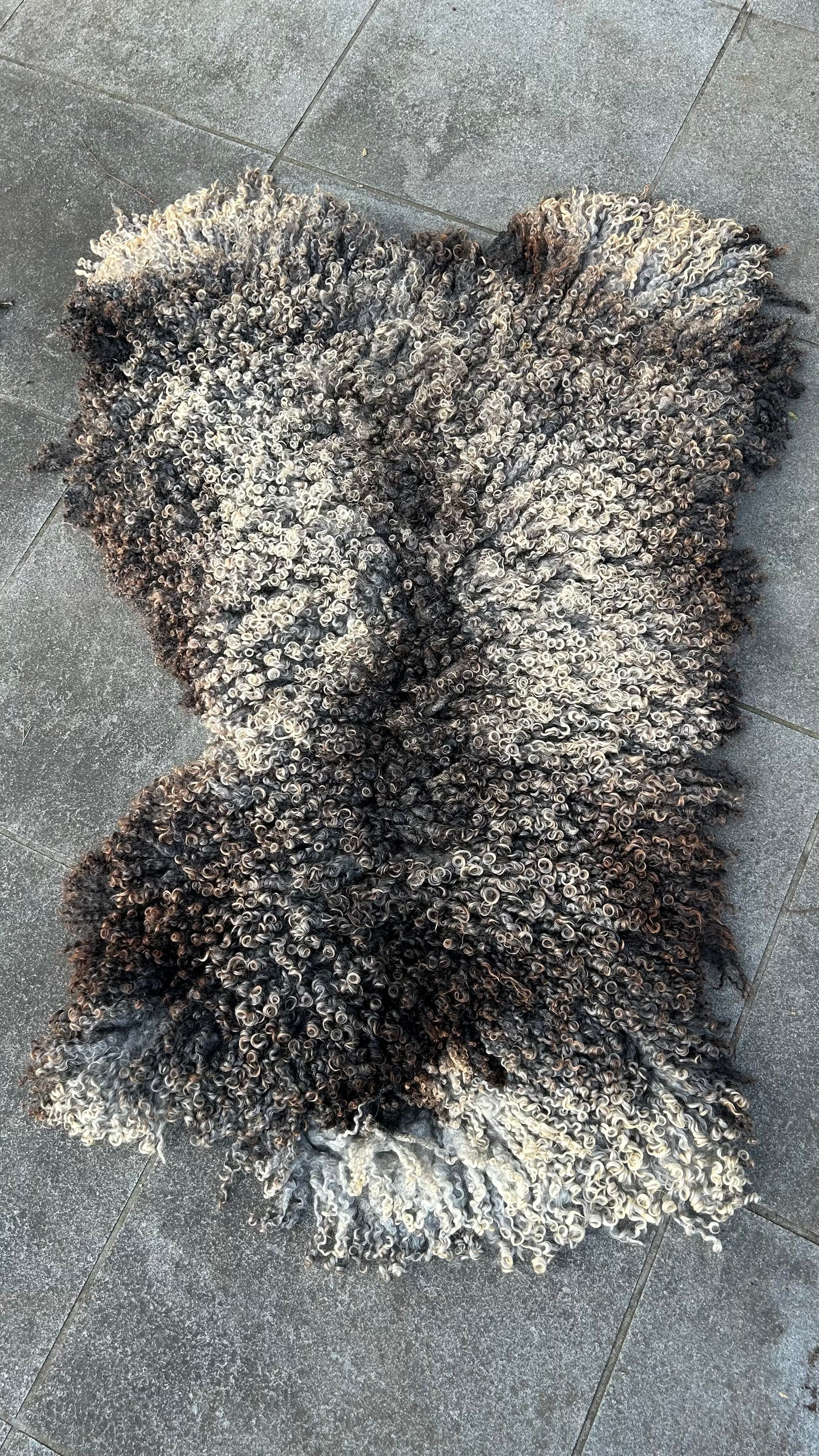 Een uitzonderlijk grote schapenvacht zonder leder, gevilt, wasbaar, 1,8m x 1,15m