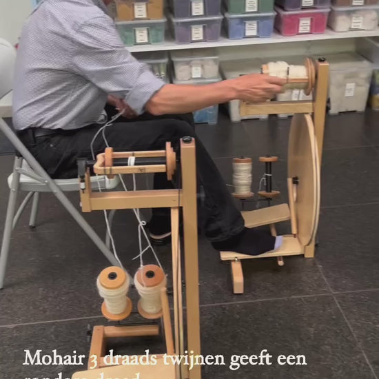 na het spinnen van enkele draden ga je twijnen om een stabiele draad te krijgen. Hoe meer draden je bij elkaar twijnt hoe steviger en ronder de afgewerkte draad zal zijn.
