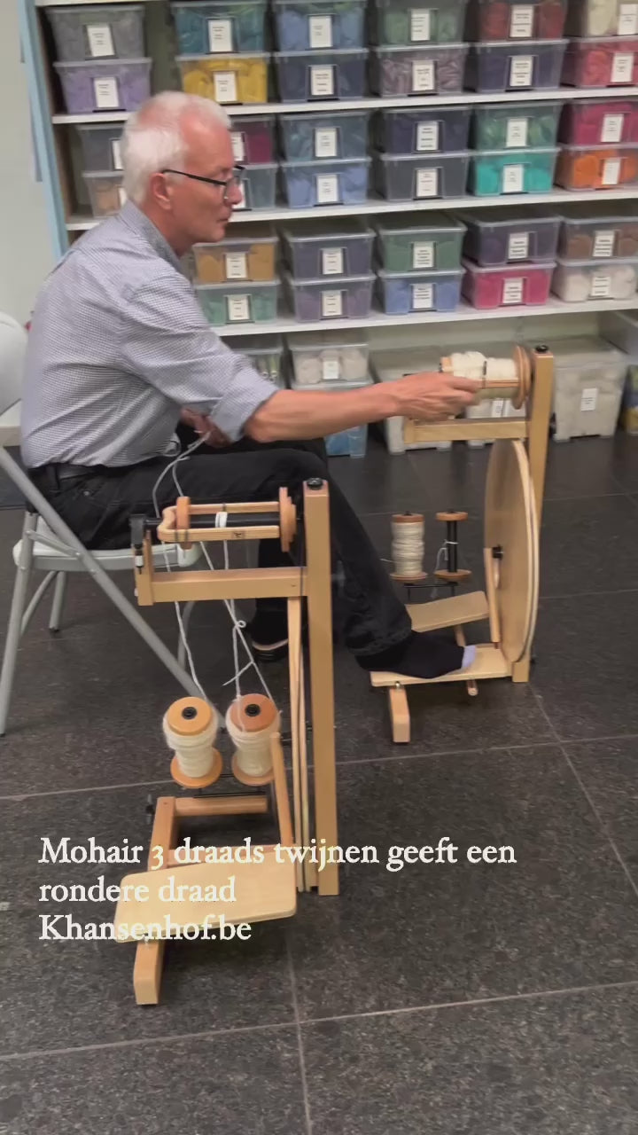 na het spinnen van enkele draden ga je twijnen om een stabiele draad te krijgen. Hoe meer draden je bij elkaar twijnt hoe steviger en ronder de afgewerkte draad zal zijn.